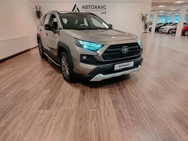 Toyota RAV4 2023 в Москве, цена 3 874 000 ₽
